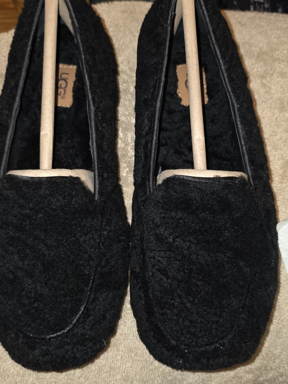 NIB UGG Hailey Fluff Loafer Black Shearling Slippers Shoes Women Size 5 - COMFY!